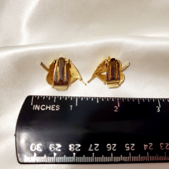 Vintage Earrings Leaves Brushed Gold, Vintage Custom Jewelry, Clip On - Picture 5 of 7
